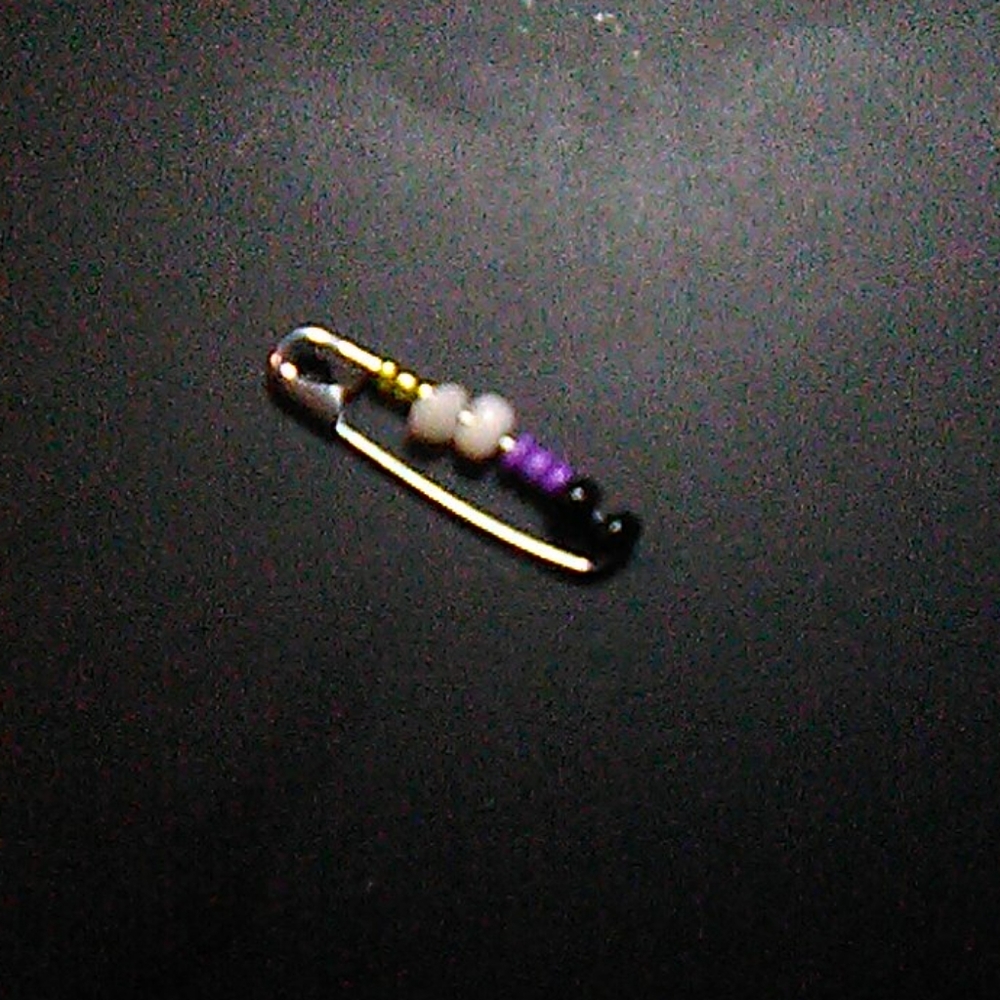 ✨free w/ bundle✨Nonbinary pride bead pin